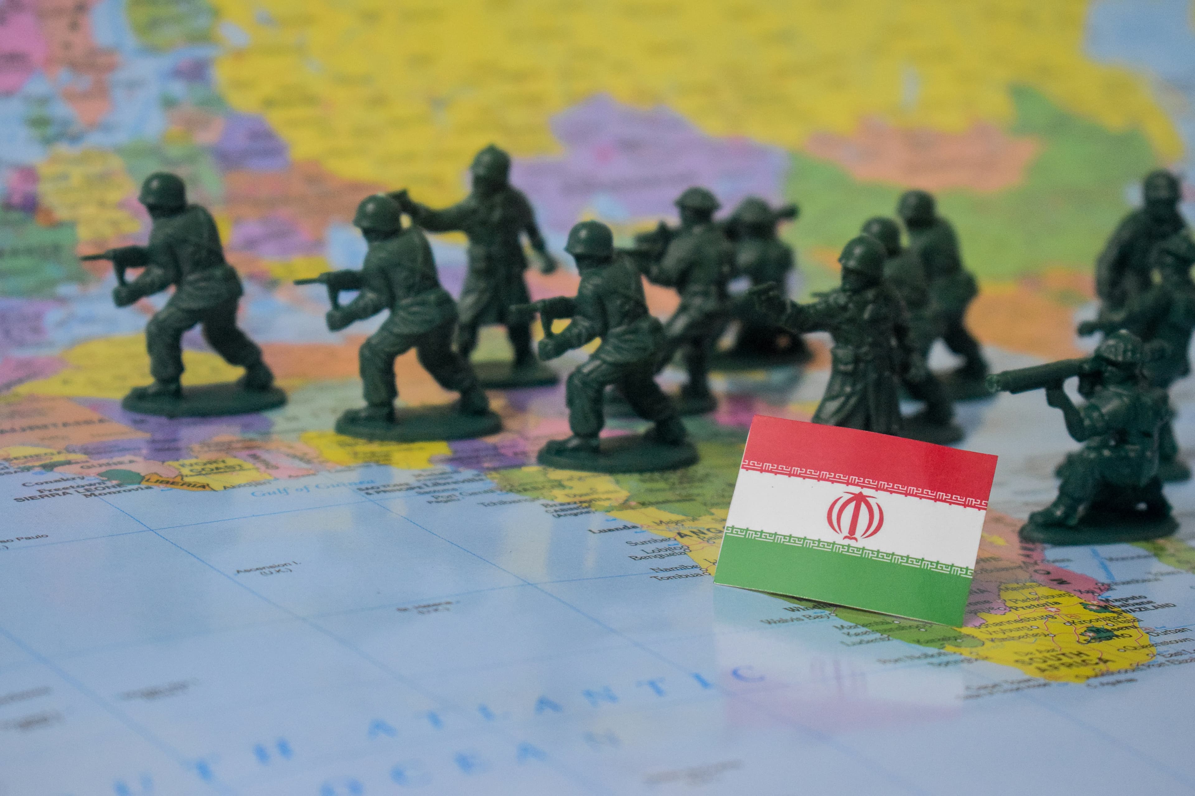 armistițiul se clatină. războiul cu sua împinge iranul spre arma nucleară, iar frontul din liban explodează