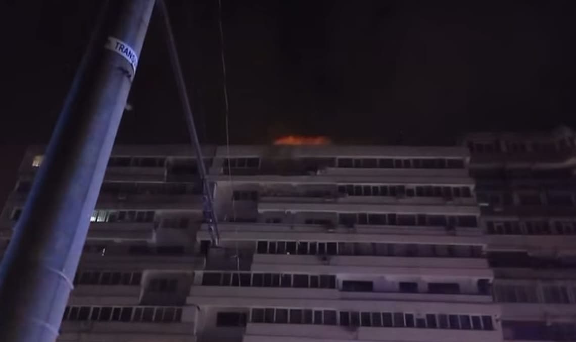 Alertă la Galați! O dronă s-a prăbușit peste un bloc de locuințe. Două persoane au fost rănite, iar zeci de locatari au fost evacuați. Ce spune MApN