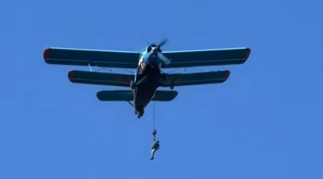 Incident la un exercițiu militar din Buzău. Un parașutist de la Forțele Speciale a rămas suspendat de un avion în zbor după ce a ratat saltul | VIDEO