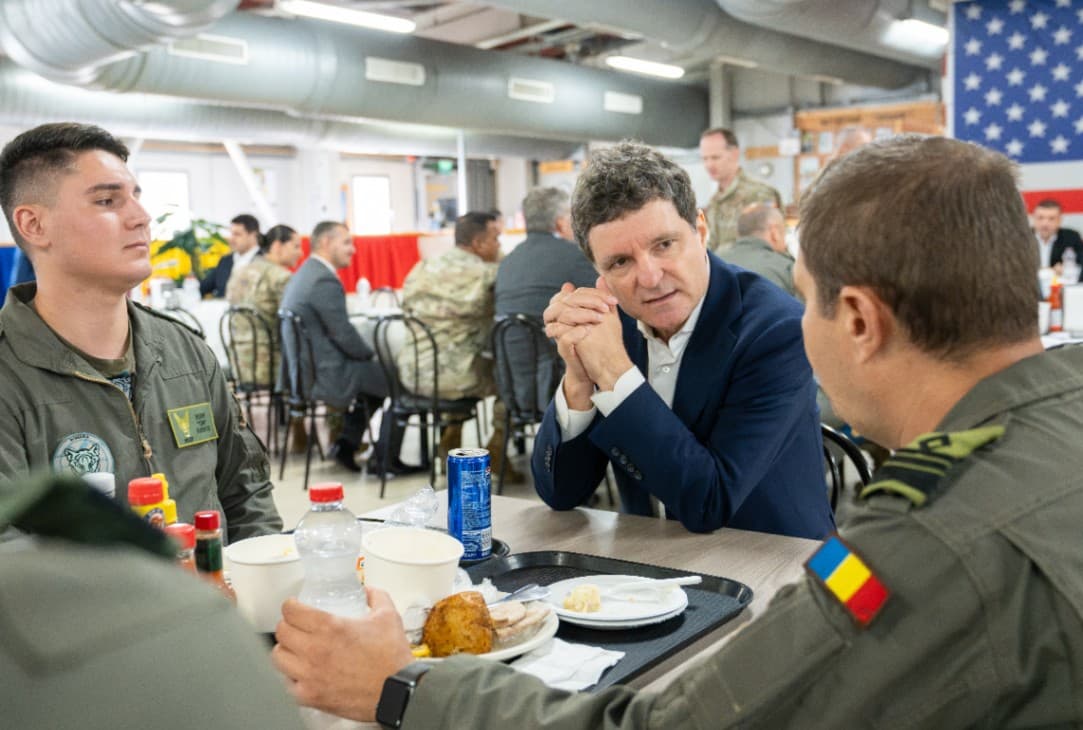 Nicușor Dan, vizită la Baza „Mihail Kogălniceanu”: A luat masa cu militarii americani